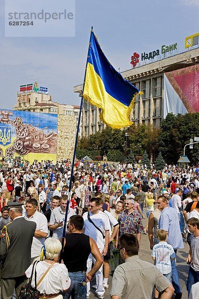 Unabhängigkeitstag  ukrainischen nationalen Flaggen in Maidan Nezalezhnosti (Unabhängigkeitsplatz)  Kiew  Ukraine  Europa