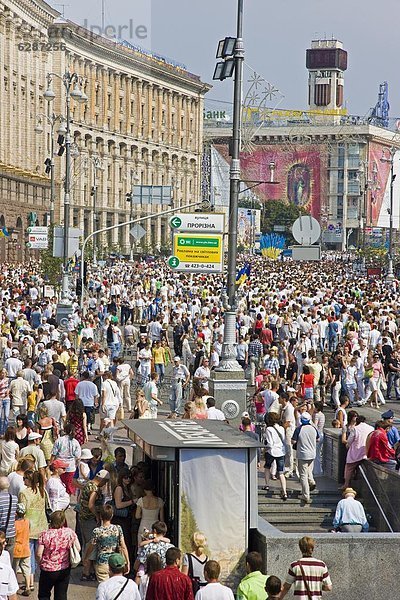 Kiew  Hauptstadt  Europa  Mensch  Menschen  gehen  Straße  vorwärts  Ukraine