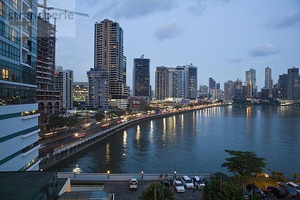Panama City  Hauptstadt  Skyline  Skylines  Nacht  Großstadt  Mittelamerika  Allee  Balboa  Panama