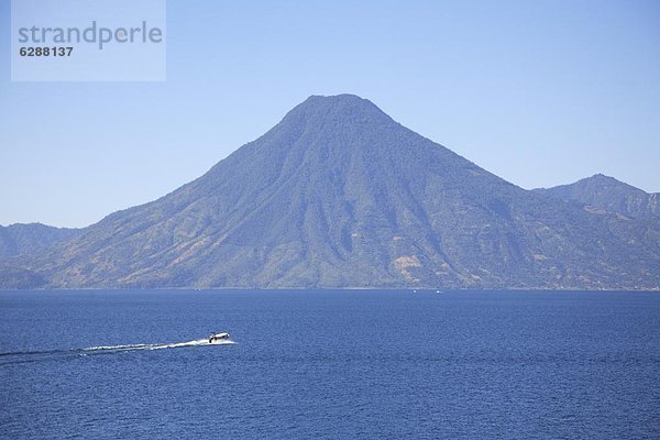 Vulkan  Mittelamerika  Lago de Atitlan  Guatemala