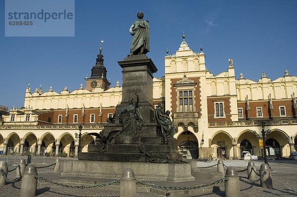Statue des romantischen Dichters Mickiewicz vor die Tuchhallen (Tuchhallen)  Marktplatz (Rynek Glowny)  Old Town District (Stare Miasto)  Krakow (Krakau)  UNESCO Weltkulturerbe  Polen  Europa