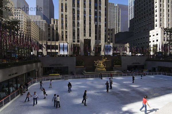 Vereinigte Staaten von Amerika  USA  Einkaufszentrum  New York City  Stadtplatz  Nordamerika  Eisbahn  Manhattan