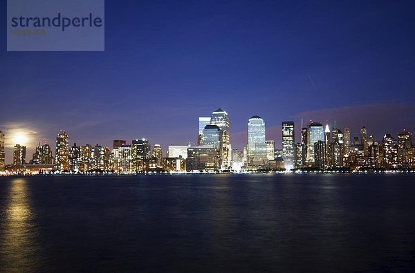 Vereinigte Staaten von Amerika  USA  Skyline  Skylines  New York City  über  aufwärts  Fluss  Nordamerika  Mond  Hudson River  voll  Manhattan