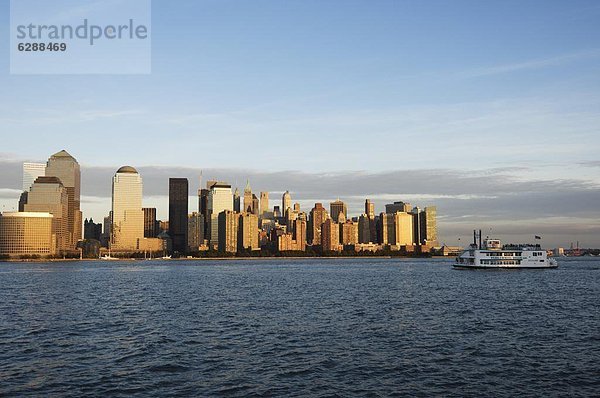 Untere Manhattan Skyline über den Hudson River  New York City  New York  Vereinigte Staaten von Amerika  Nordamerika