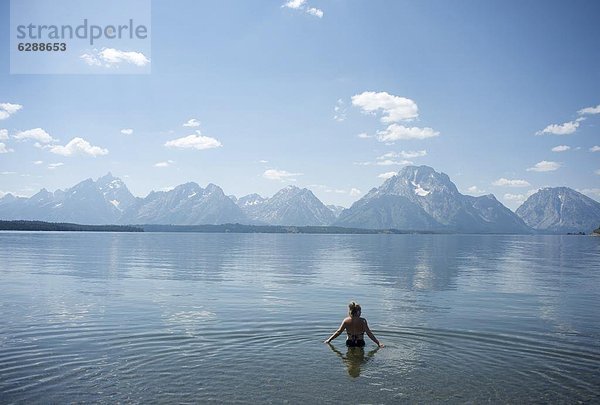 Vereinigte Staaten von Amerika  USA  entfernt  Frau  See  waten  Nordamerika  Wyoming