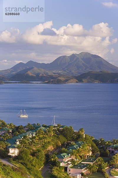 Strand  Ruhe  Karibik  Westindische Inseln  Mittelamerika  Seitenansicht  Fregattvogel  Fregatidae  Bucht  Leeward Islands