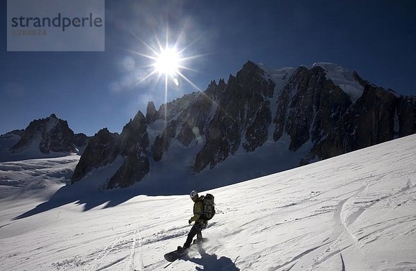 entfernt  hoch  oben  Montblanc  Mont Blanc  Frankreich  Europa  Snowboardfahrer  Fröhlichkeit  rennen  Tal  Wahrzeichen  Ski  1  Chamonix  Schnee