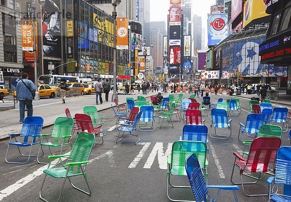 Vereinigte Staaten von Amerika USA sitzend New York City Stuhl Fernverkehrsstraße Quadrat Quadrate quadratisch quadratisches quadratischer Zeit Garten Nordamerika öffentlicher Ort Fußgänger