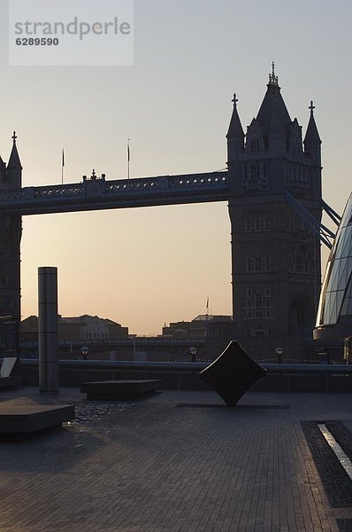 Tower Bridge in den frühen Morgenstunden  London  England  Großbritannien  Europa