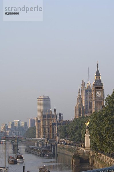 Häuser des Parlaments  Westminster  an der Themse  London  England  Großbritannien  Europa