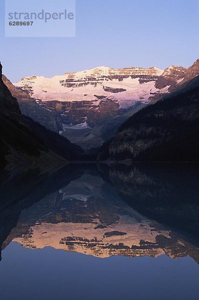 Stilleben  still  stills  Stillleben  Wasser  See  Nordamerika  Ansicht  Berg  Banff Nationalpark  UNESCO-Welterbe  Alberta  Kanada