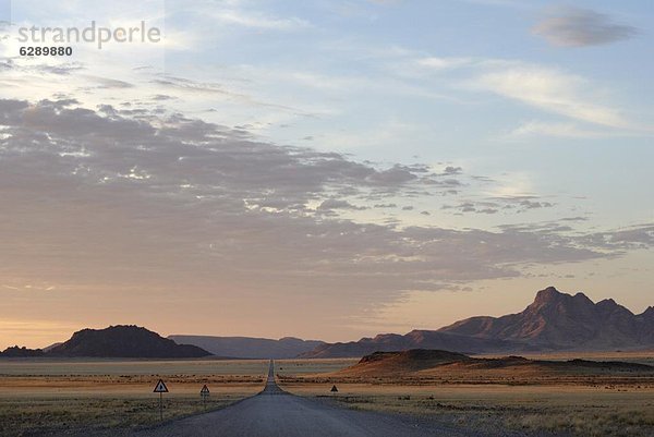 Abend  Fernverkehrsstraße  Namibia  Afrika