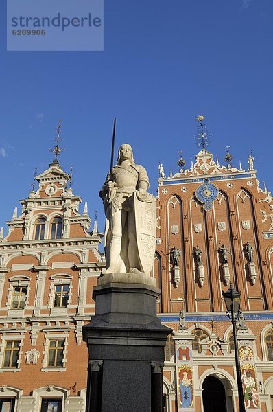 Europa Wohnhaus frontal Statue Riga Hauptstadt Lettland Roland