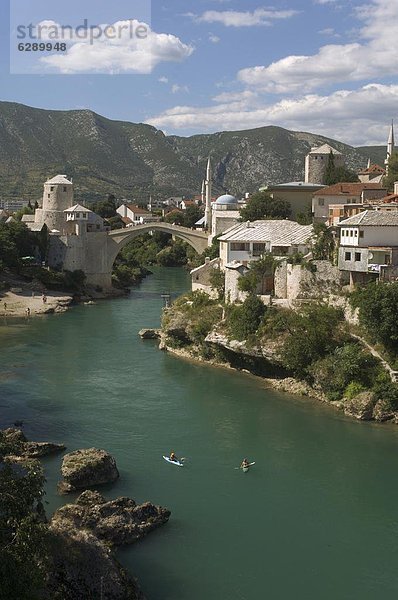 Europa  Geschwindigkeit  über  Brücke  fließen  Fluss  Mostar  neu  alt