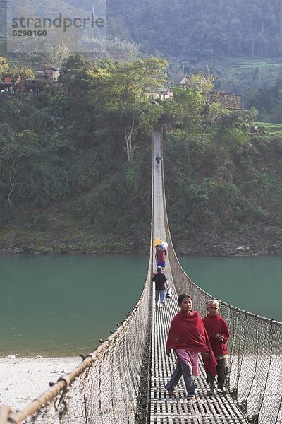 überqueren  Mensch  Menschen  Brücke  lang  langes  langer  lange  hängen  Asien  Nepal