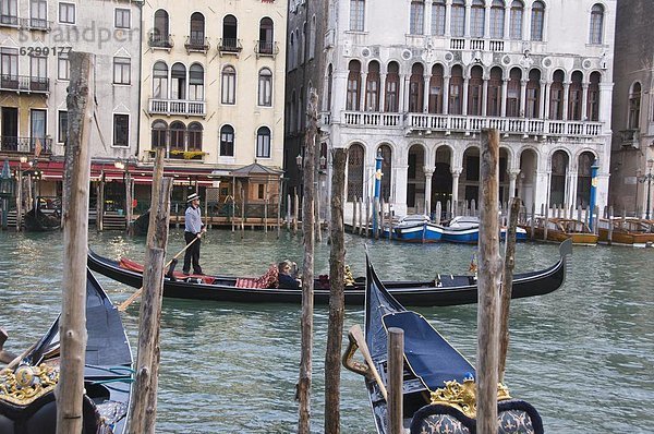 passen  Europa  Ehrfurcht  vertäut  Gondel  Gondola  Rialtobrücke  UNESCO-Welterbe  Venetien  Italien  Venedig