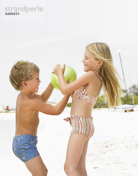 Strand  Junge - Person  Ball Spielzeug  Mädchen  spielen