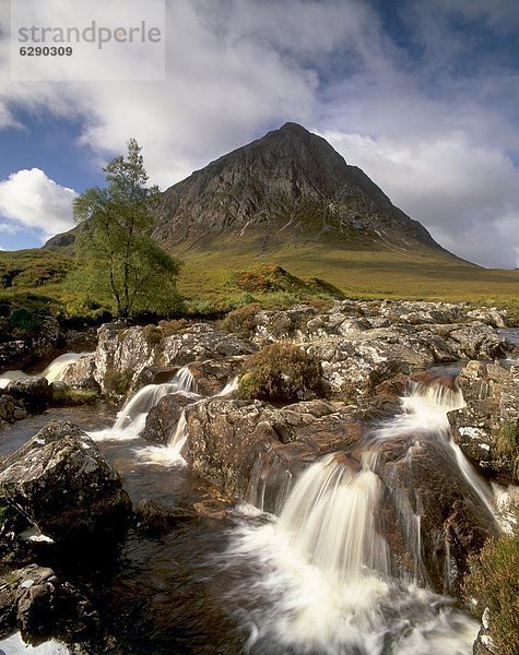 Wasserfall am Fluss Coupall  Buachaille Etive Mor im Hintergrund  Glen Etive  in der Nähe von Glencoe  Hochlandregion  Schottland  Vereinigtes Königreich  Europa