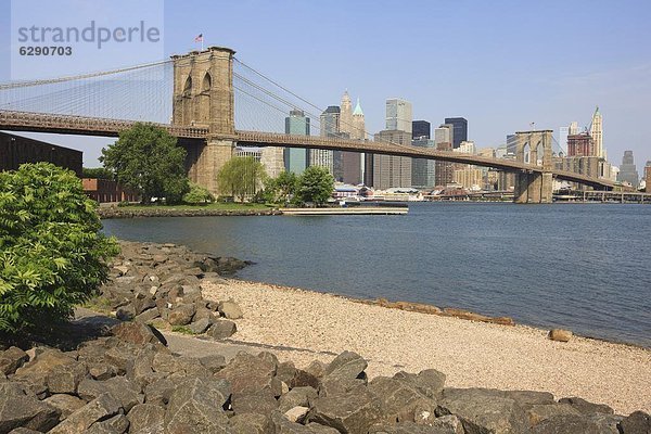 Vereinigte Staaten von Amerika  USA  Skyline  Skylines  spannen  New York City  Brücke  Nordamerika  Brooklyn  East River  Manhattan