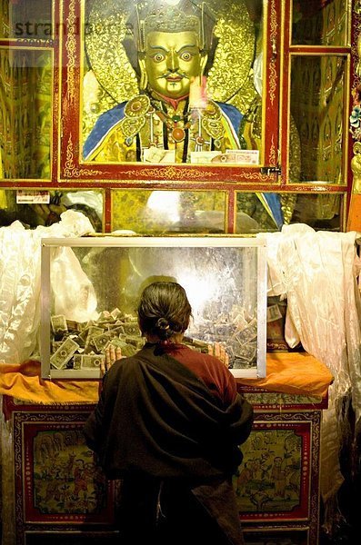 Frau  bezahlen  zahlen  Integrität  fünfstöckig  Buddhismus  China  Asien  Lhasa  Kloster  Tibet