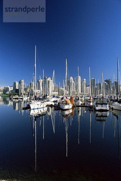 Motorjacht  vertäut  Jachthafen  Nordamerika  Bach  unaufrichtig  Kanada  Vancouver