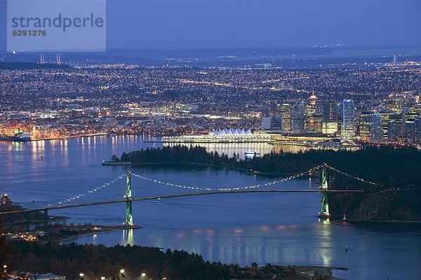 Skyline  Skylines  Nacht  Großstadt  Brücke  Eingang  Nordamerika  Ansicht  British Columbia  Kanada  Vancouver