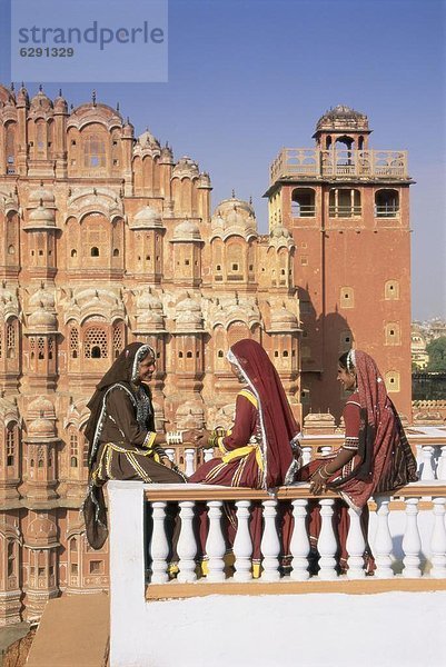 Frau Wind Fassade Hausfassade frontal Palast Schloß Schlösser Asien Indien Jaipur