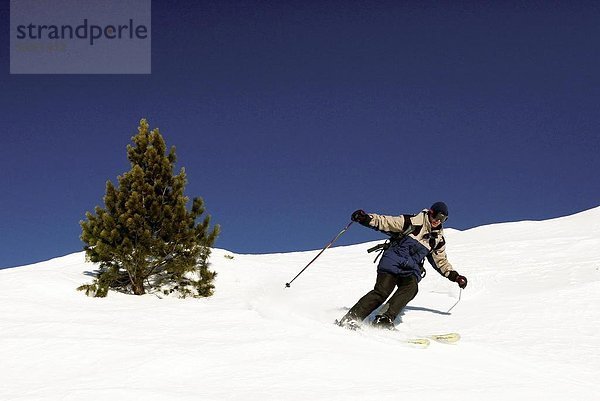 Frankreich  Europa  Skifahrer  französisch  drehen  rennen  Tal  groß  großes  großer  große  großen  schnitzen  lang  langes  langer  lange  Skisport  Urlaub  Ende  3  Zimmer  Méribel  Skipiste  Piste  Klassisches Konzert  Klassik  Skiabfahrt  Abfahrt