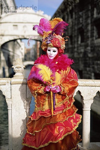 Europa  Pose  Mensch  Brücke  frontal  Kleidung  Karneval  Kostüm - Faschingskostüm  Maske  Venetien  Italien  Venedig  Karneval von Venedig