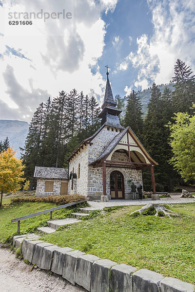 Kapelle am Pragser Wildsee  Lago di Braies  Pragser Tal  Prags  Dolomiten  Südtirol  Alto Adige  Italien  Europa