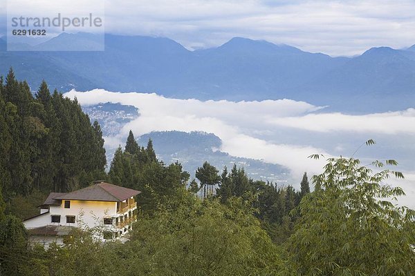 nahe Wolke Wohnhaus über Großstadt Ignoranz dahintreibend Komplexität Asien Indien Sikkim