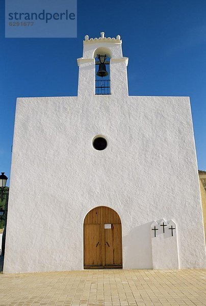 Europa weiß Kirche Fassade Hausfassade Balearen Balearische Inseln Christ Ibiza Spanien