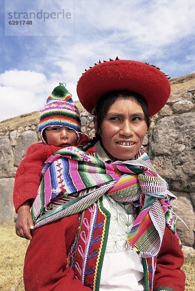 Portrait  Frau  tragen  Tradition  Baby  Kleid  Peru  Südamerika