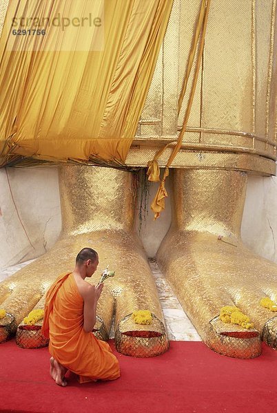 Bangkok  Hauptstadt  stehend  kniend  Statue  fünfstöckig  Buddhismus  Südostasien  Asien  Buddha  Mönch  Gebet  Thailand  Wat Intharawihan