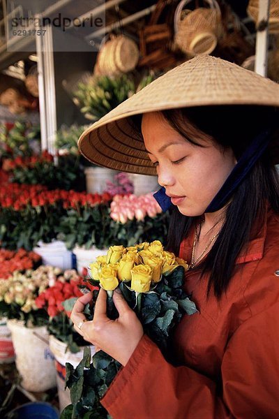 Portrait  Frau  verkaufen  Rose  jung  Südostasien  Vietnam  Asien