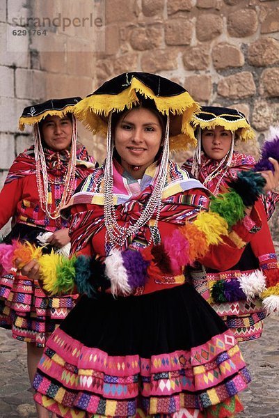 Blick in die Kamera  Portrait  Tradition  tanzen  3  Mädchen  Peru  Cuzco  Cusco  Kleid  Südamerika
