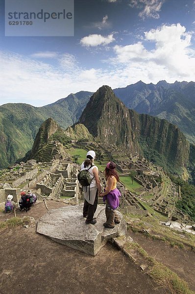 über  Tourist  Ruine  hinaussehen  Ruinenstadt Machu Picchu  UNESCO-Welterbe  Inka  Peru  Südamerika