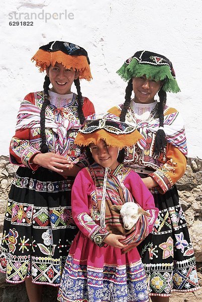 Blick in die Kamera  Portrait  Tradition  3  Mädchen  Peru  Kleid  Südamerika