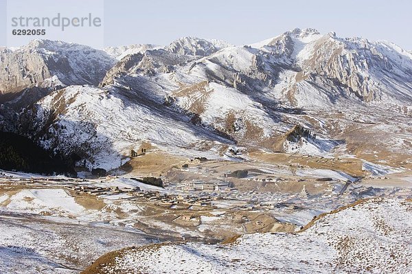 Berg  Stadt  umgeben  Sperre  China  bedecken  Asien  Sichuan  Schnee