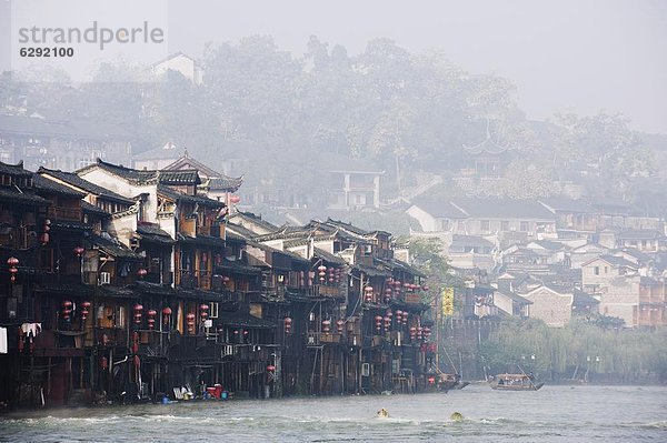 Flussufer Ufer Gebäude Stadt China Asien alt