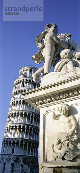 angelehnt  Europa  Quadrat  Quadrate  quadratisch  quadratisches  quadratischer  Statue  Wunder  UNESCO-Welterbe  Italien  Pisa  Toskana