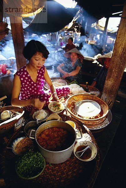 Blumenmarkt  Frau  Lebensmittel  Vorbereitung  Südostasien  Vietnam  Asien  Hoi An  Markt