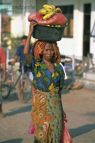 Frau  tragen  Korb  Frucht  Südostasien  Asien  Indonesien