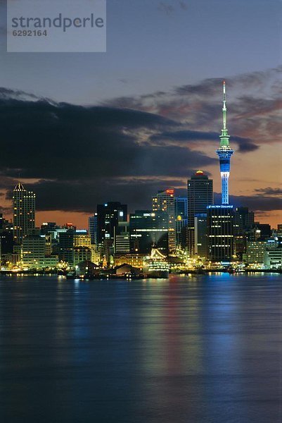 Skyline  Skylines  Hafen  Abend  Großstadt  Pazifischer Ozean  Pazifik  Stiller Ozean  Großer Ozean  Ansicht  neuseeländische Nordinsel  Auckland  Neuseeland