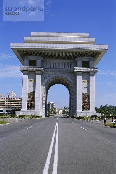 Paris  Hauptstadt  Brücke  in der Höhe  Asien  Nordkorea