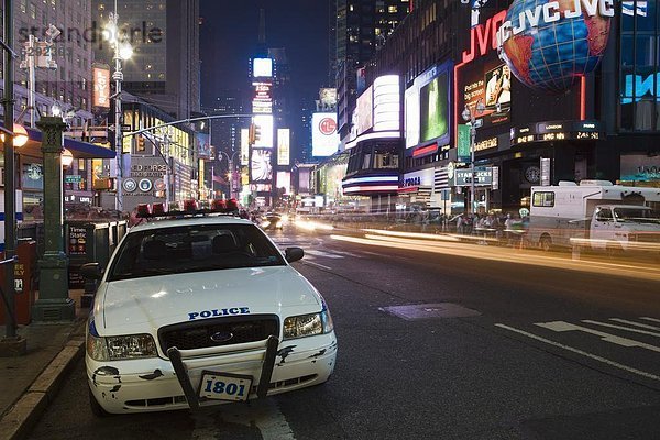 Vereinigte Staaten von Amerika  USA  Auto  Nacht  Quadrat  Quadrate  quadratisch  quadratisches  quadratischer  parken  Zeit  Nordamerika  New York City  Manhattan  Polizei