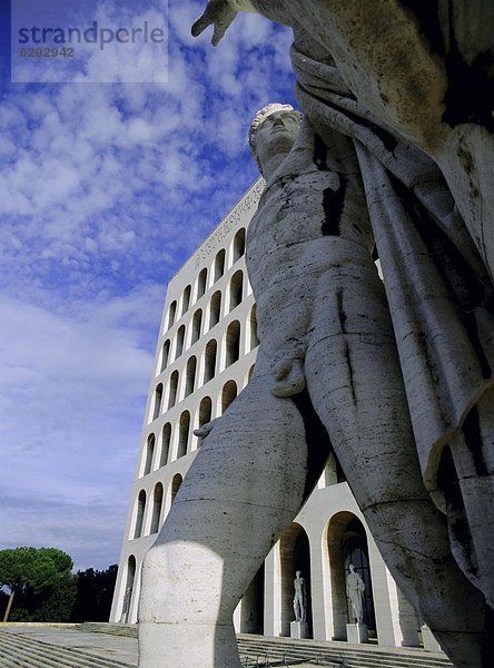 hinter  Rom  Hauptstadt  Europa  Organisation  organisieren  Zeit  Statue  Latium  Palast  Schloß  Schlösser  dreißiger Jahre  Italien  Vorort