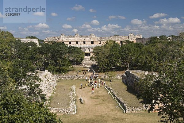 Hintergrund  Nordamerika  Mexiko  Fokus auf den Vordergrund  Fokus auf dem Vordergrund  Ball Spielzeug  Draufsicht  UNESCO-Welterbe  Gericht  Uxmal  Yucatan