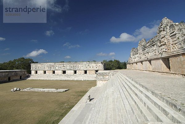 Nordamerika  Mexiko  UNESCO-Welterbe  Nonne  rechts  Uxmal  Yucatan