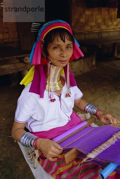 Portrait  Frau  halten  lang  langes  langer  lange  weben  Asien  Volksstamm  Stamm